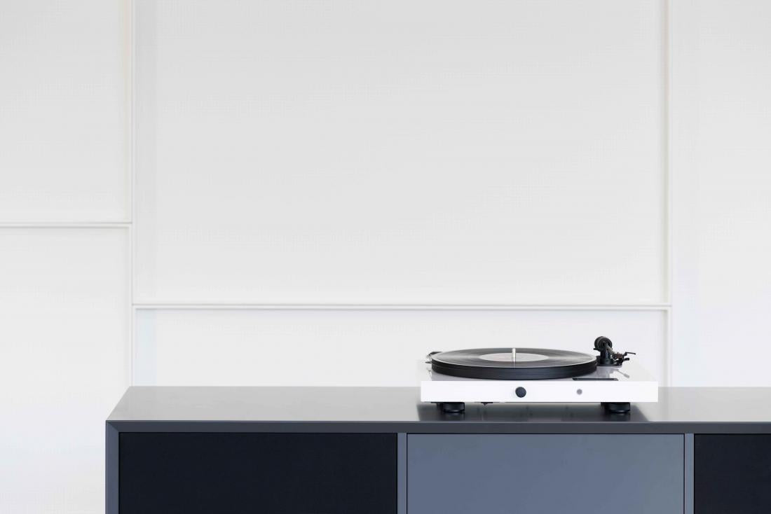 Pro-Ject Juke Box E levysoitin-vahvistin yhdistelmä.