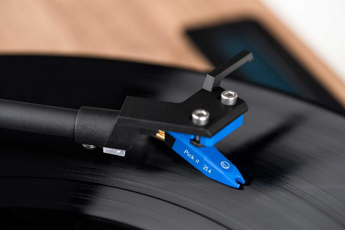 Pro-Ject Juke Box S2 levysoitin-vahvistin -yhdistelmä.
