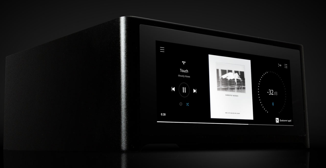 NAD M10 viistosta.